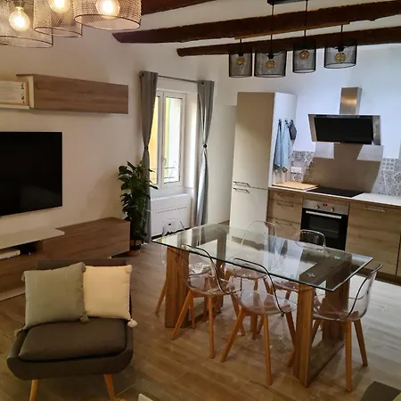 Apartment Beautiful Old Town Flat, Near The *